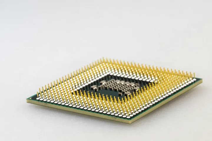 Bare Metal vs. Hyperscaler: Why Startups Chase Raw GPU Capacity